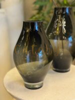 black vase - Image 4