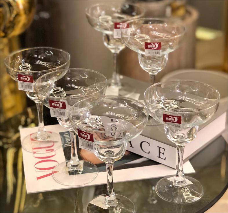 d90ffbd4-9b75-431a-b0b9-4d6b8548b48b A stylish decorative glass - Image 1